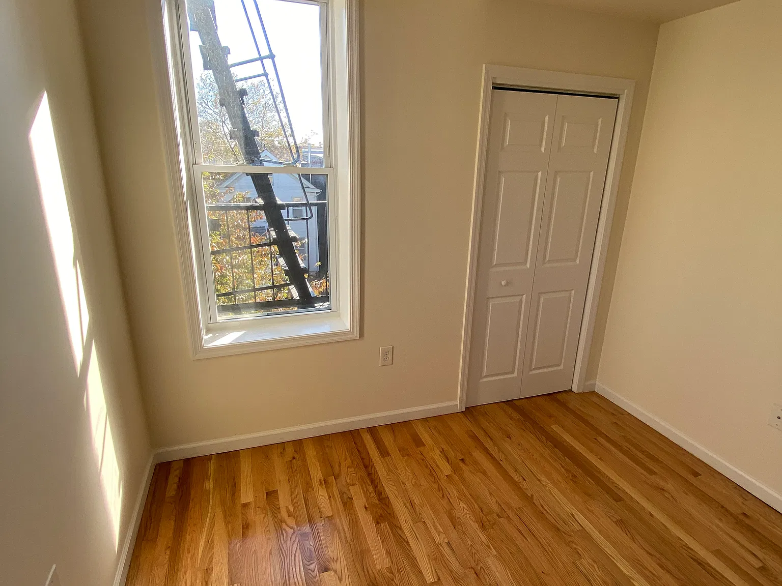 222 Van Horne St — Photo 3
