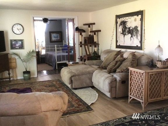 Spacious living room.>