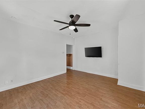 3rd image of 1318 Graham St