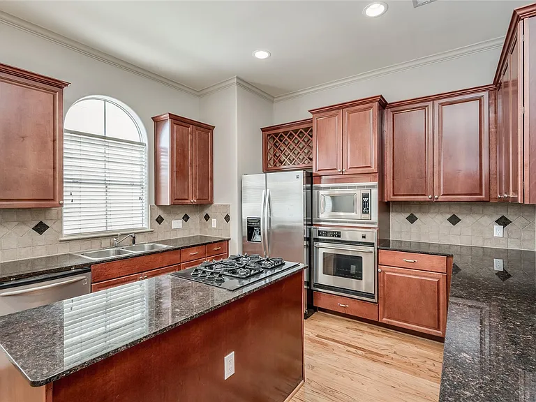 315 Sandman St — Photo 33