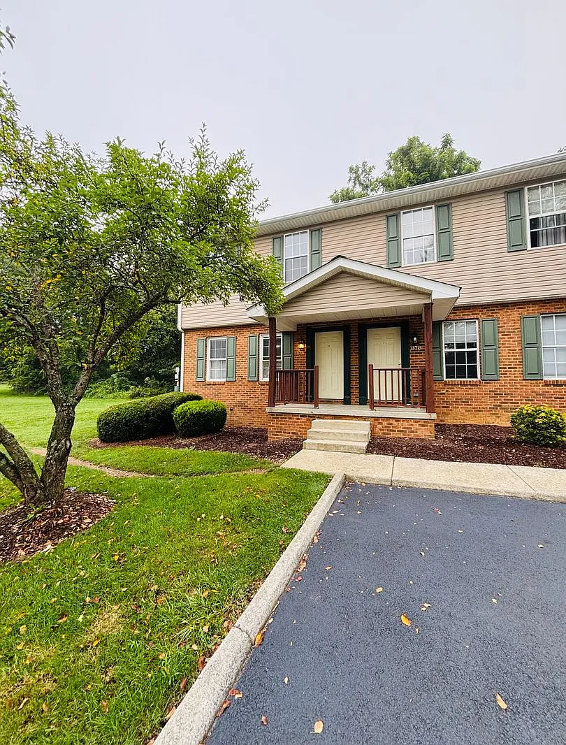 4 Bedroom, 3 Bath Townhouse — Photo 1