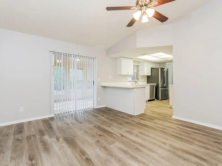 620 Riverwoods Cir — Photo 9