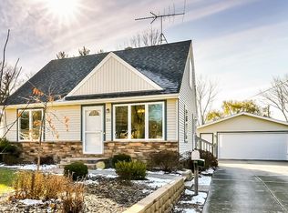 324 Parkfield Dr, West Bend, WI 53090