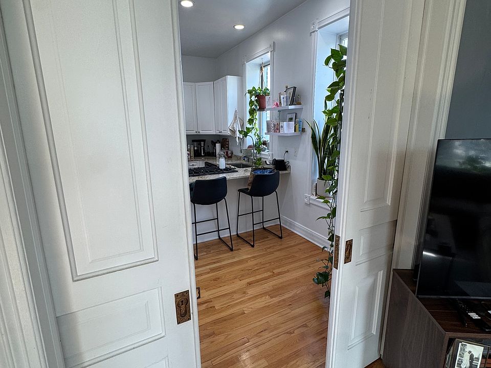 1st image of 1312 N Hoyne Ave APT 3F