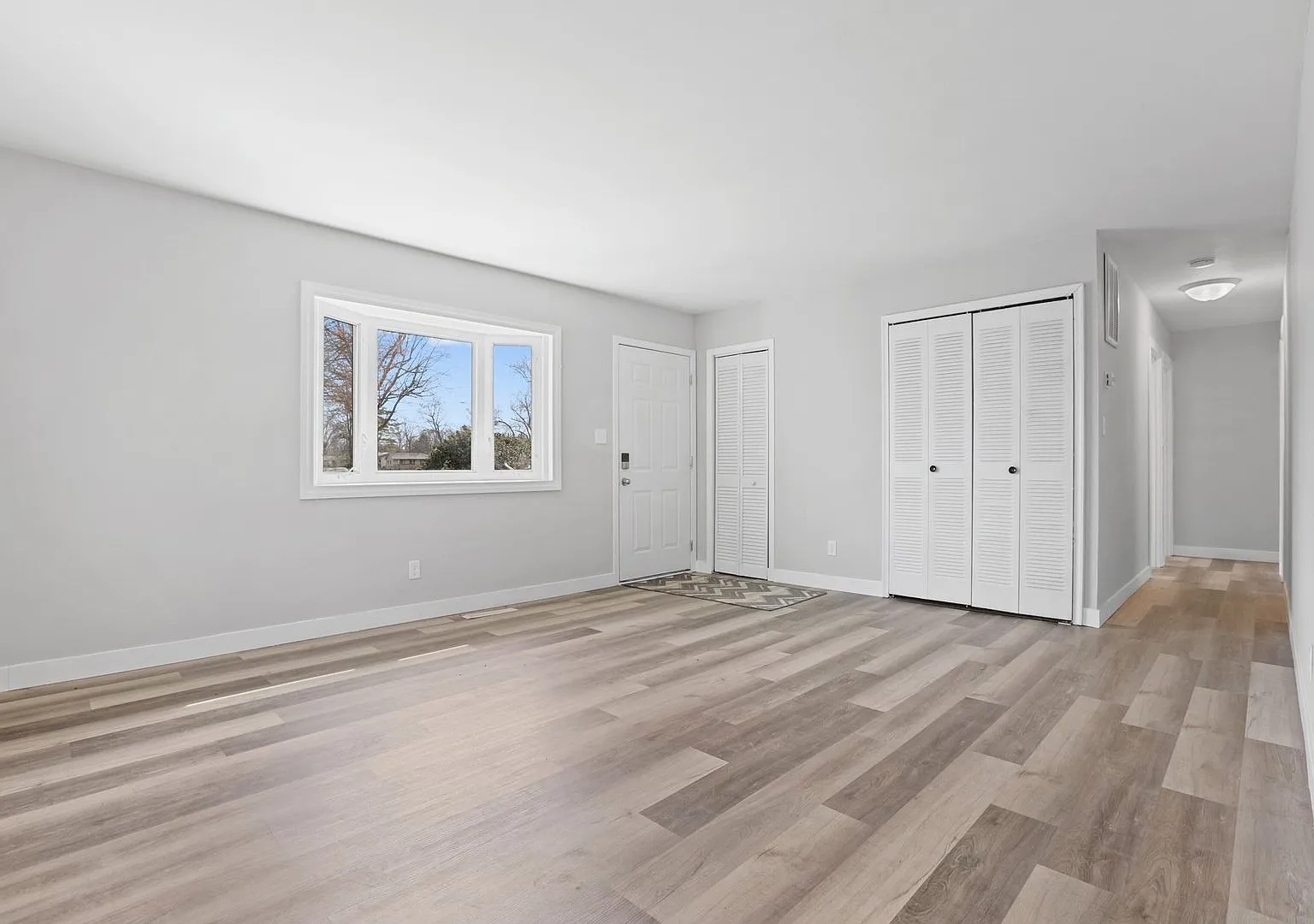 Welcome to your charming new home at 5322 Newport Rd Dr! — Photo 3