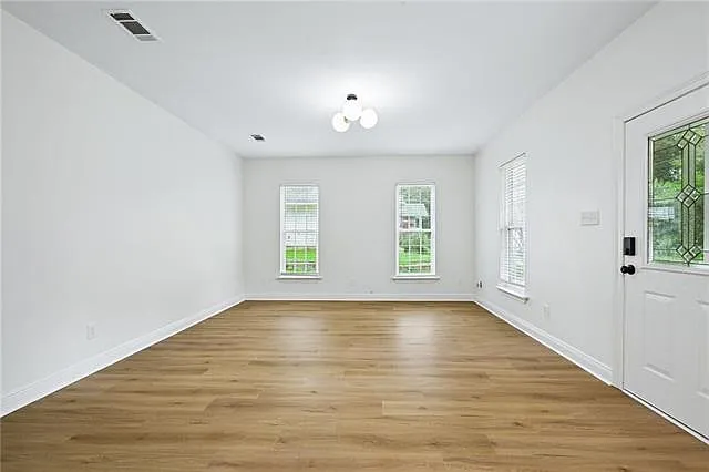 3 bed, 2.0 bath, 1165 sqft, $1,800 — Photo 3
