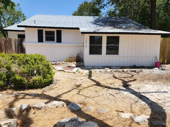 1216 5th St, Kerrville, TX 78028