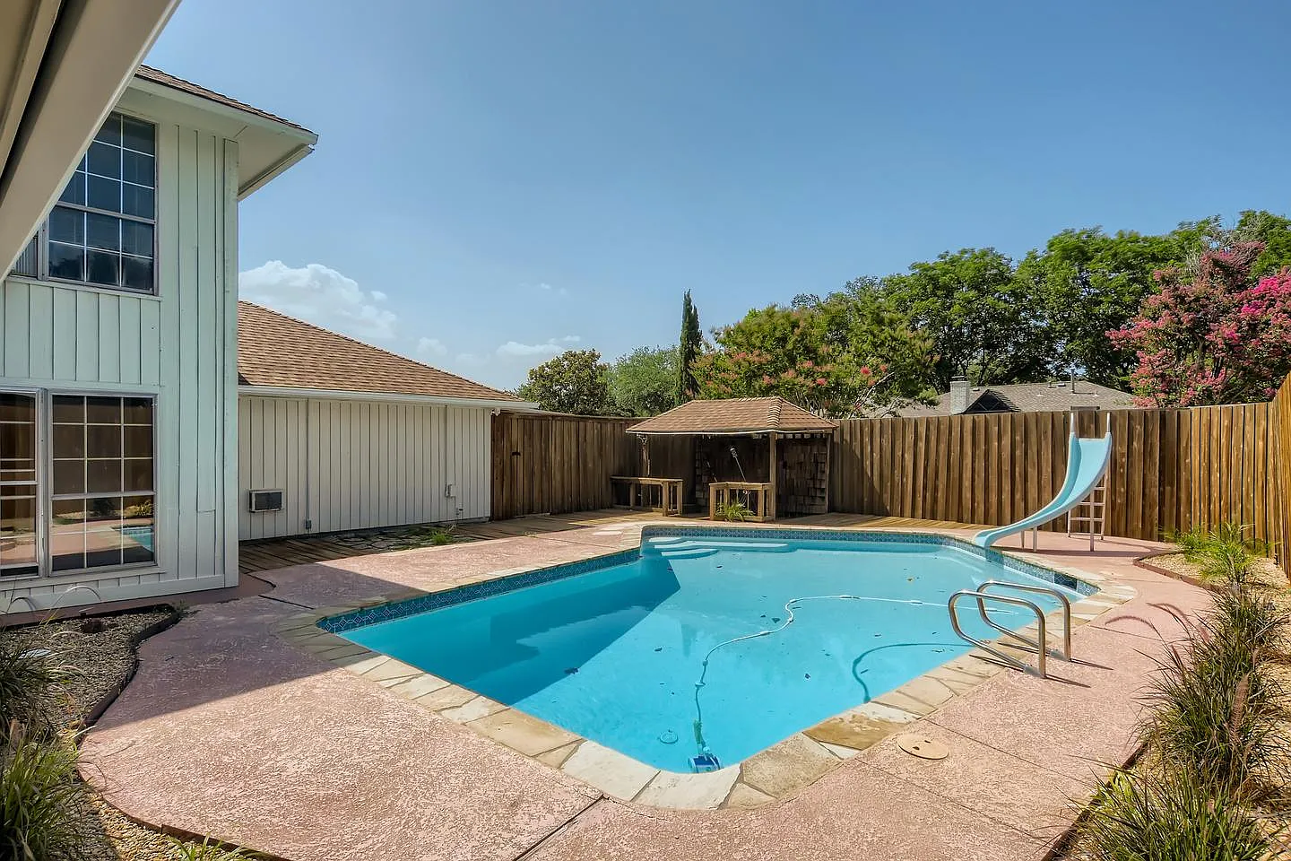 Sensational Prestonwood home with outdoor pool & cabana — Photo 2