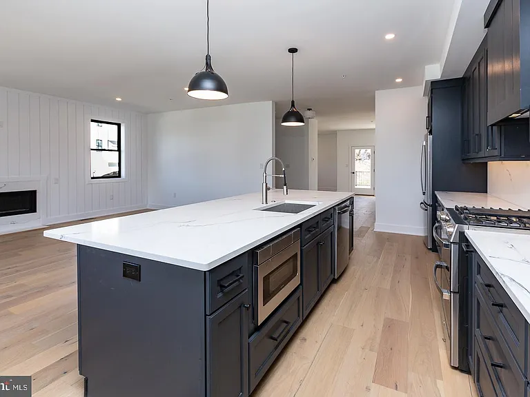 981 Henry Ave — Photo 15