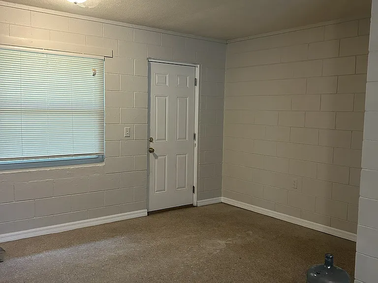 214 Blett St — Photo 4