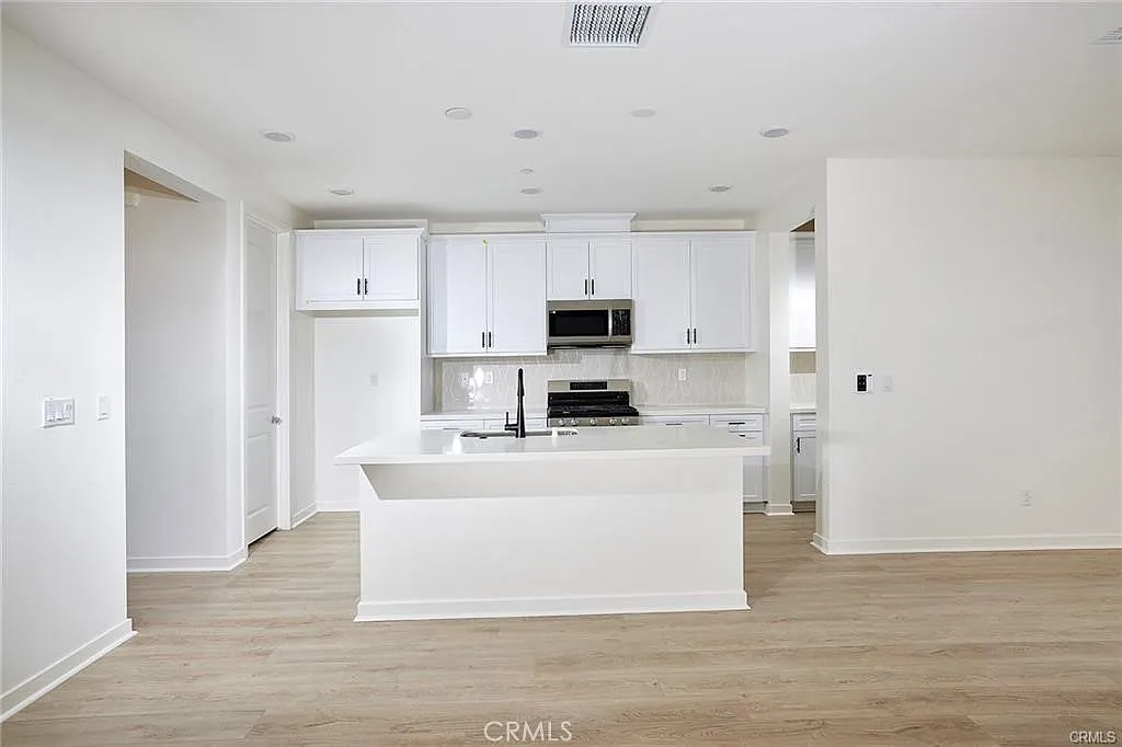 3 bed, 3.5 bath, 1596 sqft, $3,400 — Photo 4