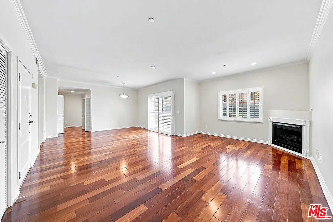3 bed, 3.0 bath, 1850 sqft, $3,850 — Photo 3
