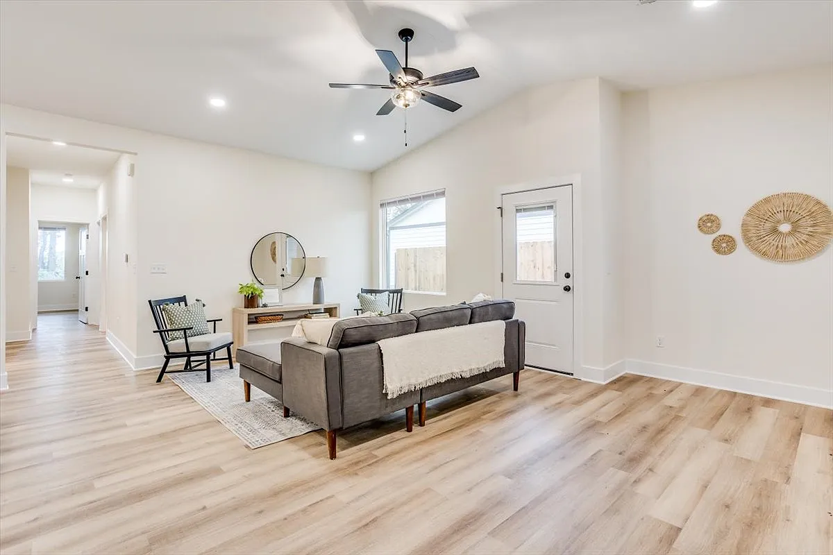 3 bed, 1265 sqft, $1,595 — Photo 3