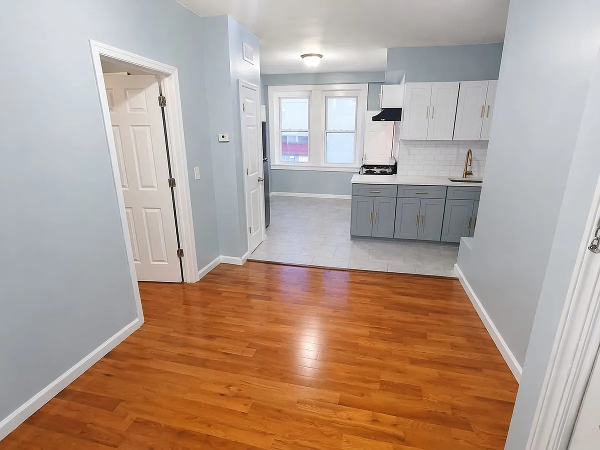 Building Photo - 300-301 Lyons Ave #6Z
