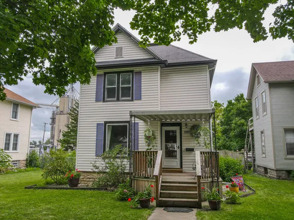 330 N Walnut St, Manteno, IL 60950