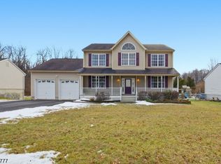 10 Windsor Dr, Newton Town, NJ 07860
