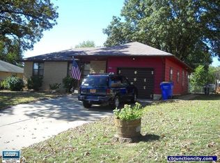 918 Sunrise Hill Dr, Junction City, KS 66441