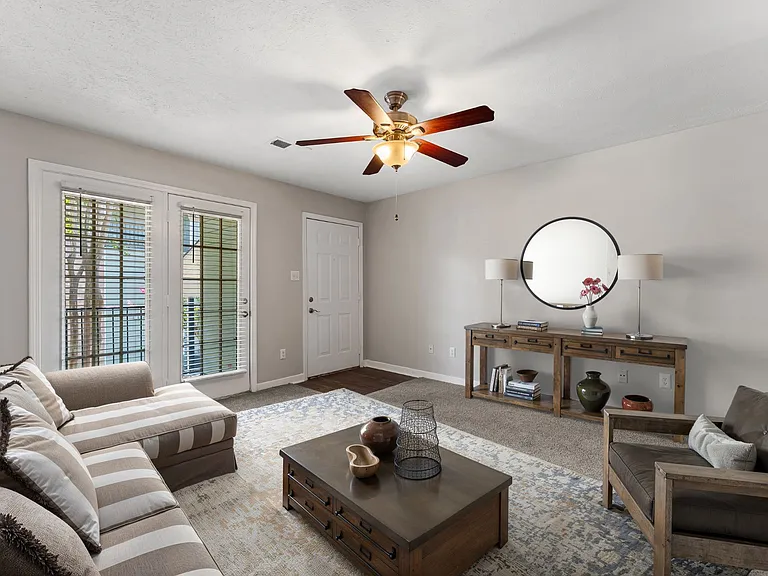 Linden (Renovated) - 2 Bed / 2 Bath - 1,100 Sq.Ft.