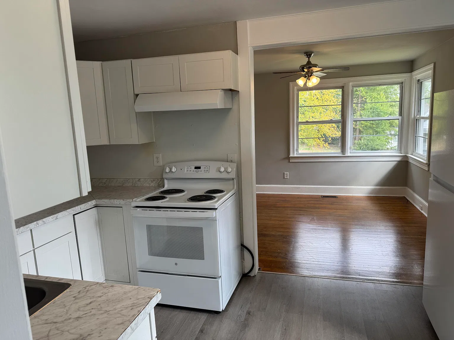 3 bed, 1.0 bath, 914 sqft, $1,263 — Photo 4