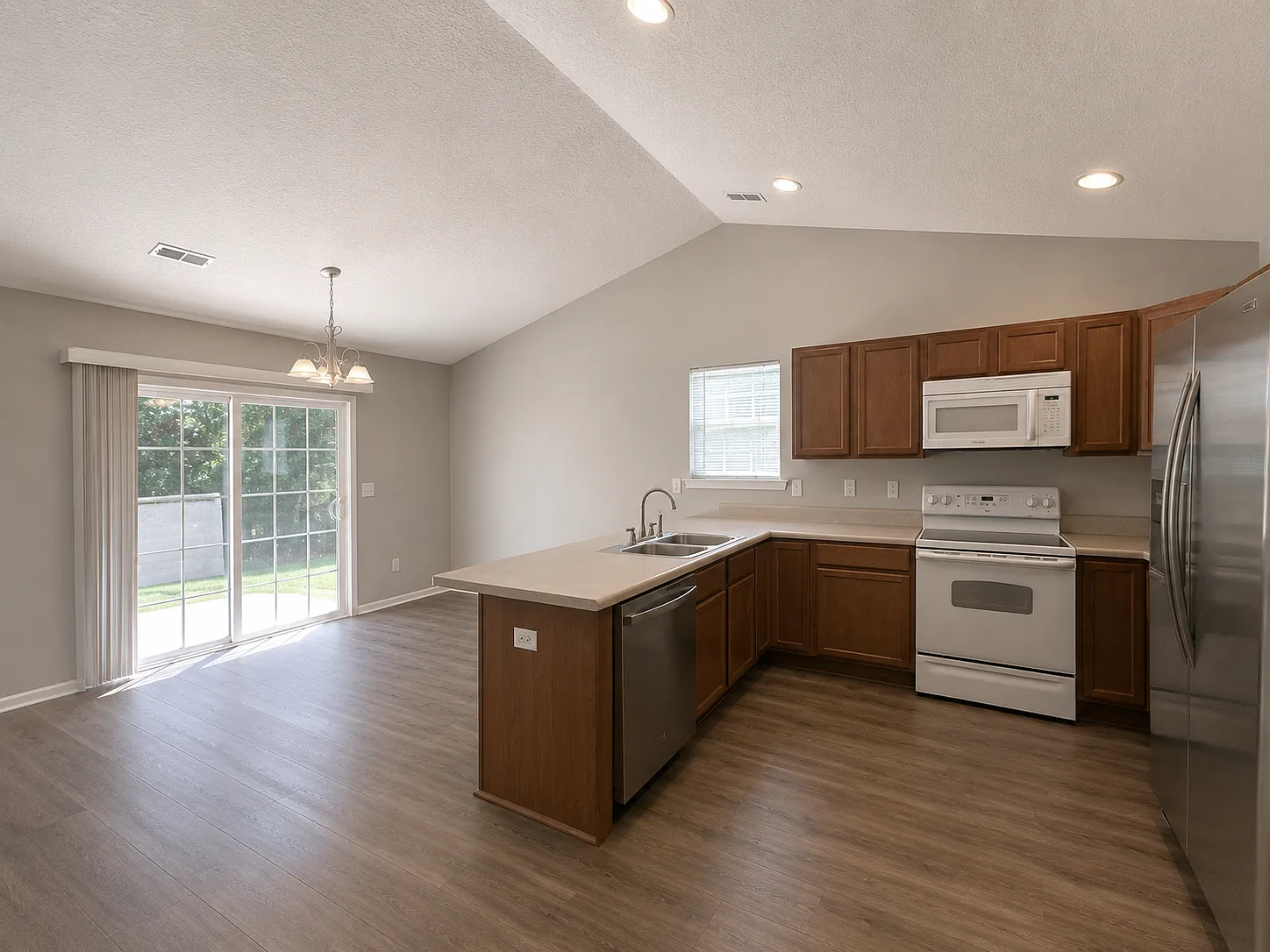 3 bed, 1776 sqft, $1,925 — Photo 3