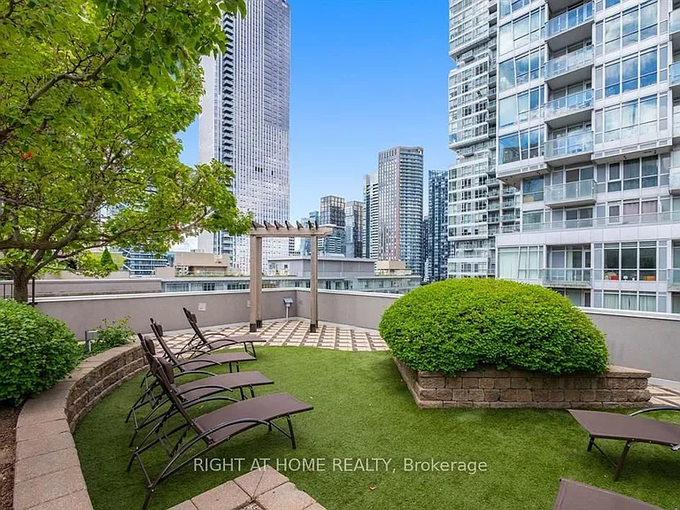 140 Simcoe St #1221 — Photo 18