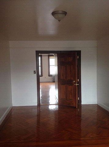 2nd image of 606 Lincoln Pl