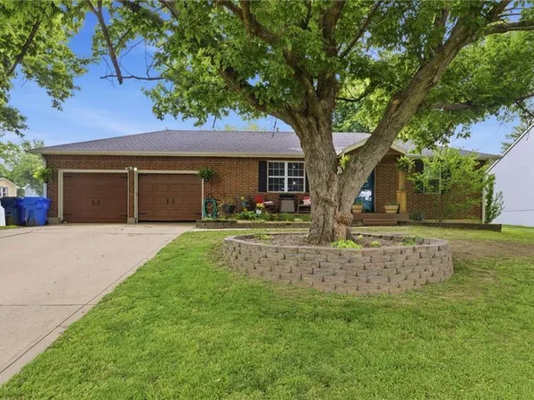 105 S Village Ter, Tonganoxie, KS 66086