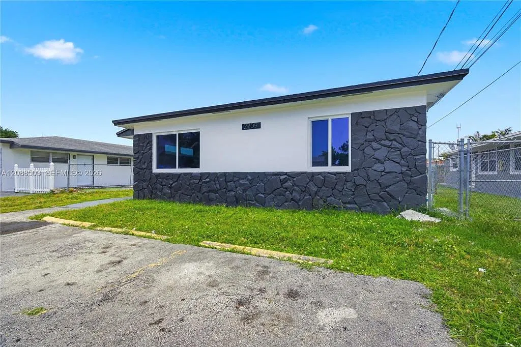 2209 SW 61st Ave — Photo 1
