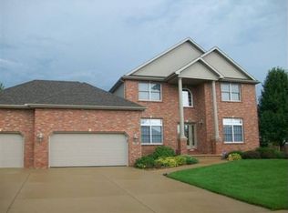 2107 Woodbine Rd, Bloomington, IL 61704