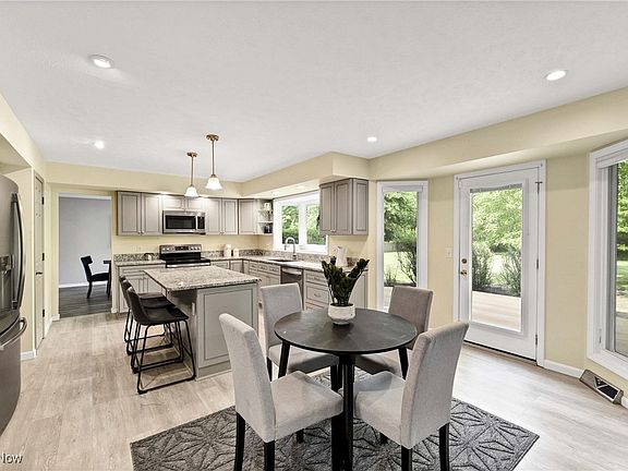 3rd image of 1909 Holdens Arbor Cir