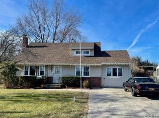 6 Noel Pl, North Babylon, NY 11703