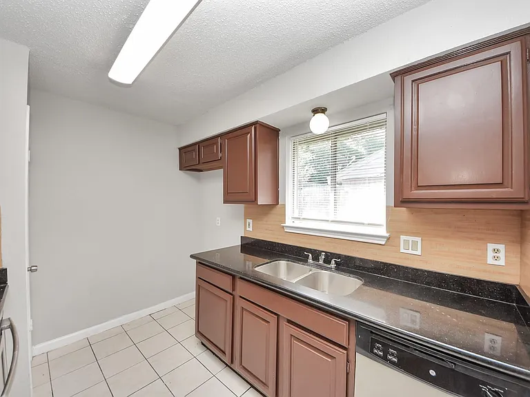 1911 Hammerwood Dr — Photo 22