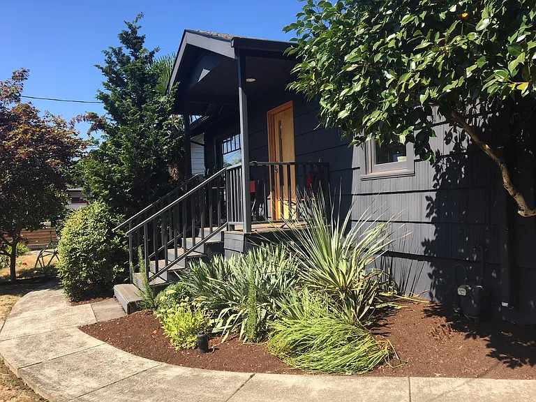 2525 SE Ash St — Photo 2