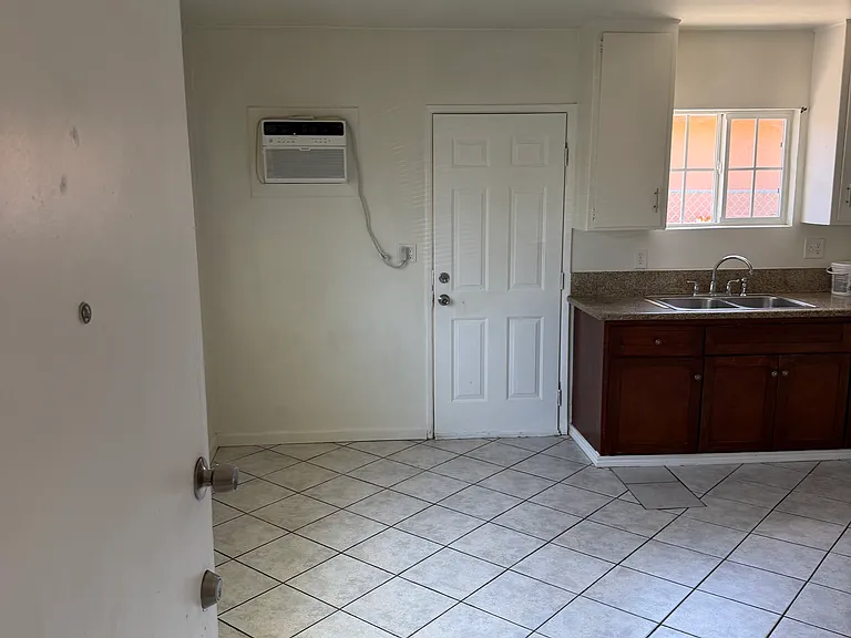 Peach St — Photo 3