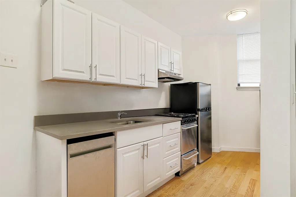 Studio, 1.0 bath, 399 sqft, $2,300 — Photo 3