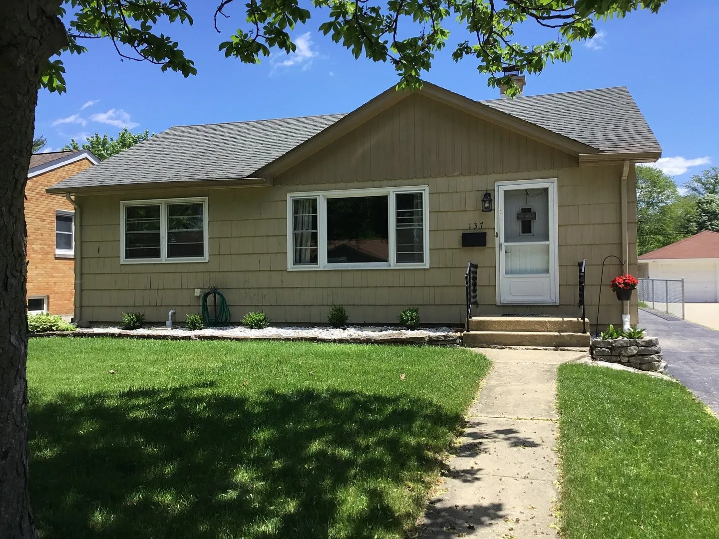 137 N Summit Ave photo 1