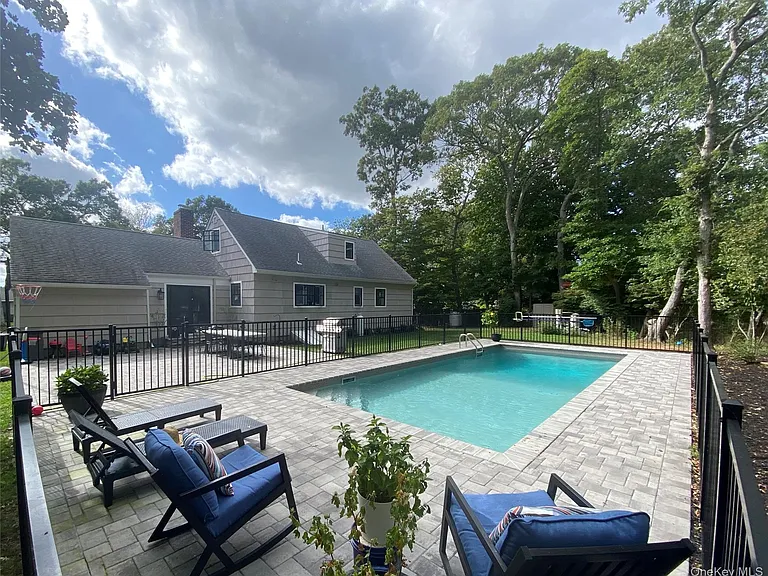 12 Wayne Ct — Photo 2