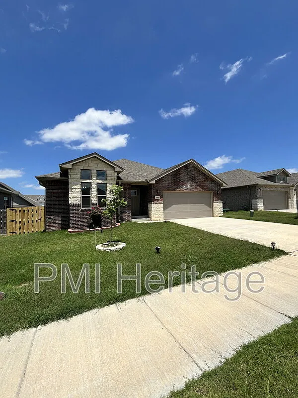 3 bed, 2.0 bath, 1741 sqft, $1,850 — Photo 2