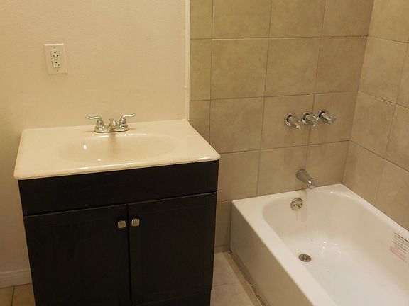 5th image of 1037 W 42nd Pl
