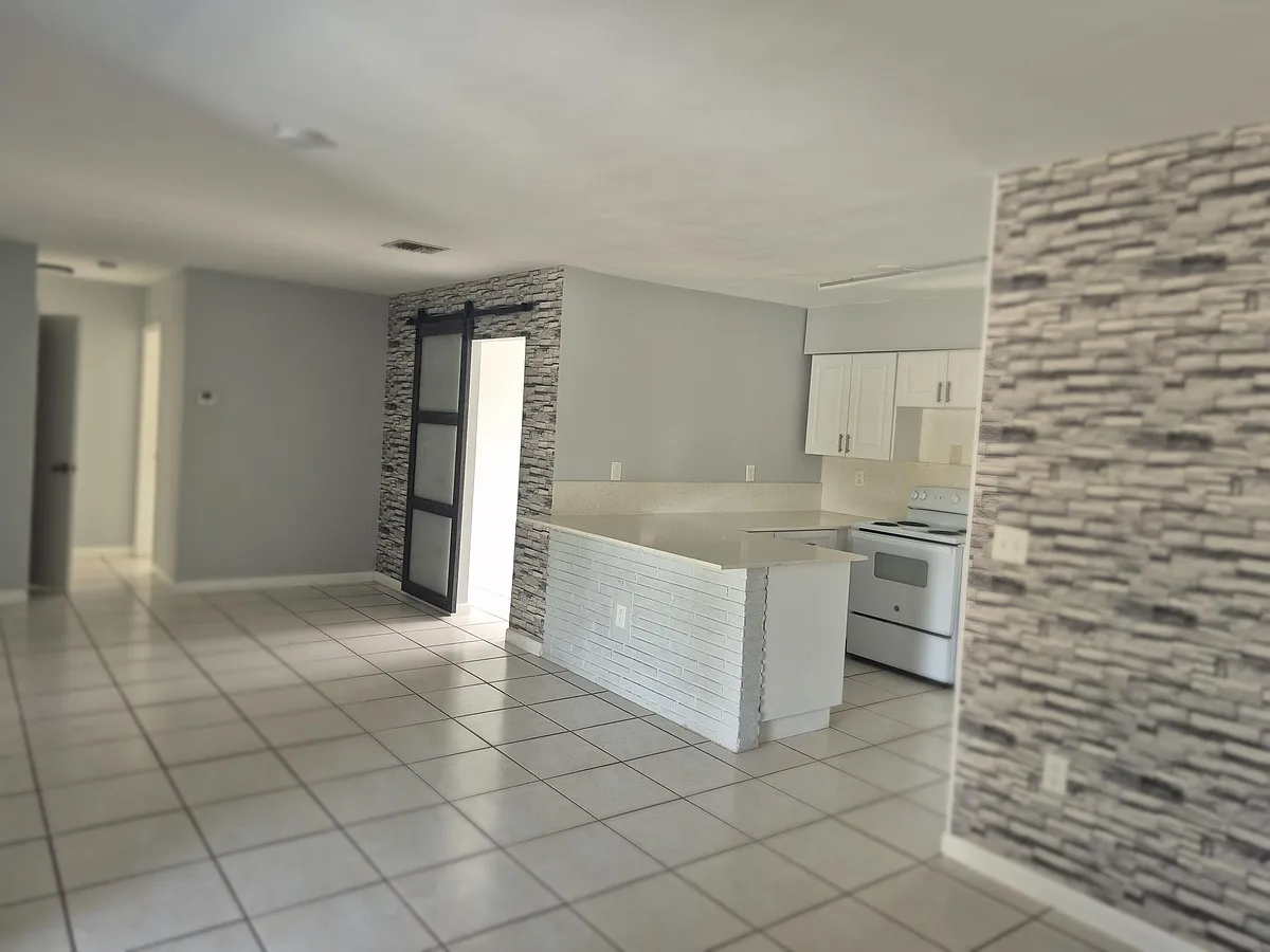 Building Photo - 7221 Venetian St #4