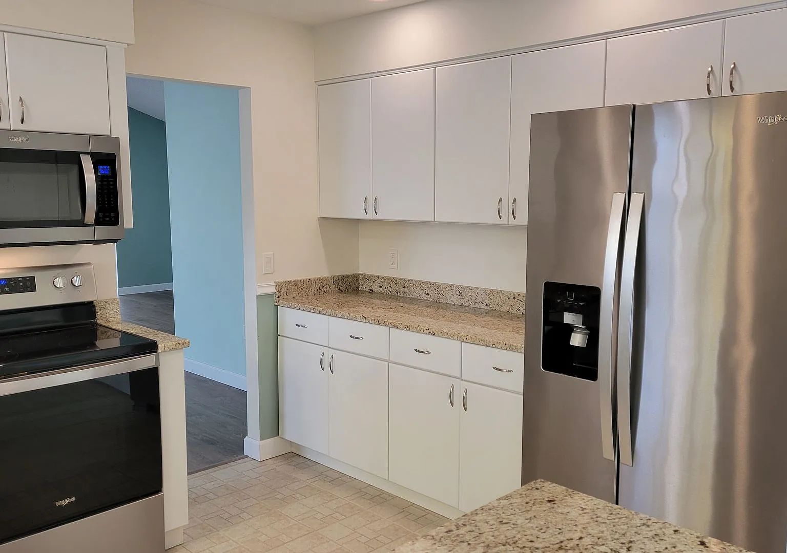 Annual UNfurnished renovated 2/2 villa in gated Bradenton community — Photo 3