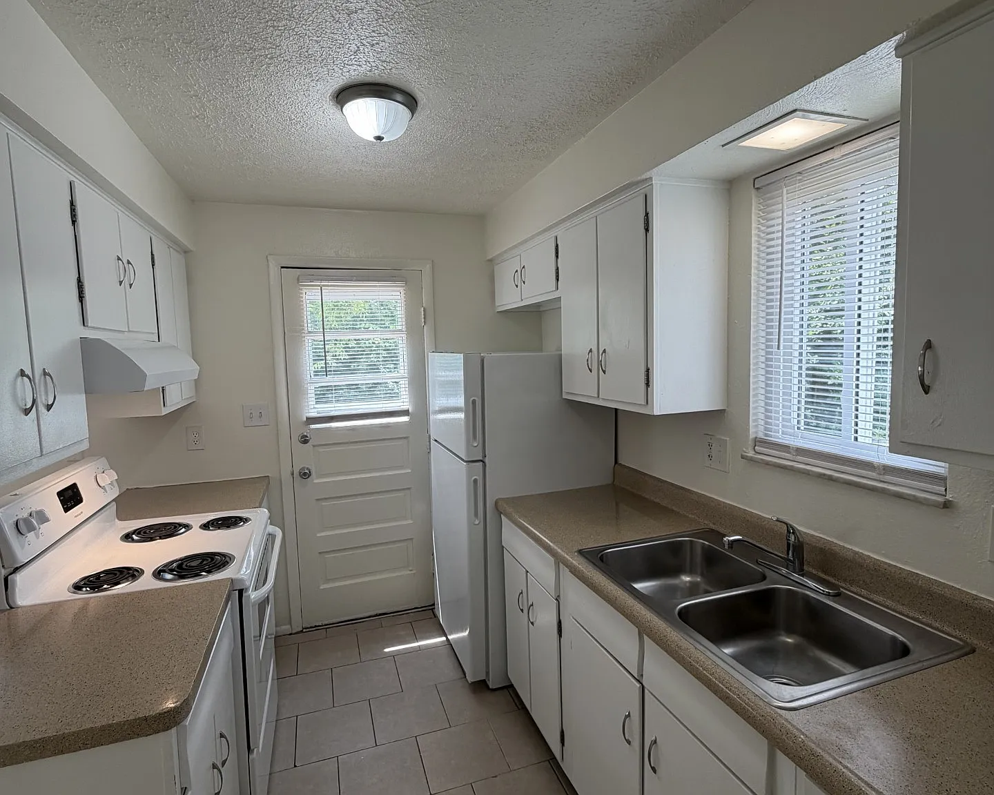 Broadmoor Apartments — Photo 1
