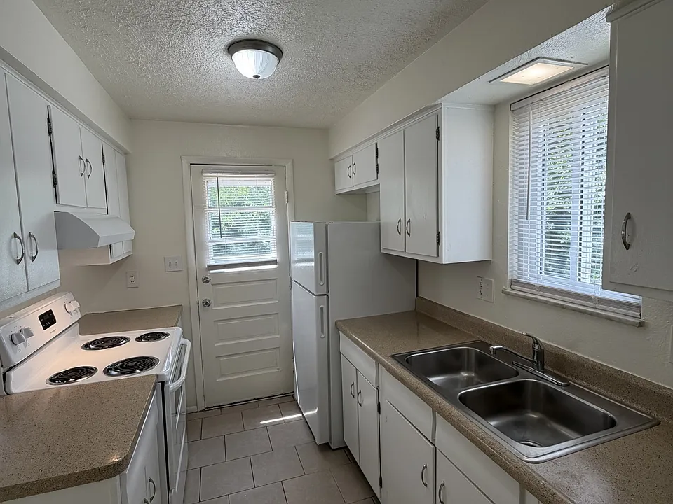 Broadmoor Apartments