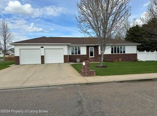 1772 Prairie Oak Dr, Dickinson, ND 58601