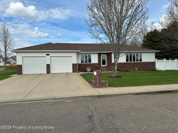 1772 Prairie Oak Dr, Dickinson, ND 58601
