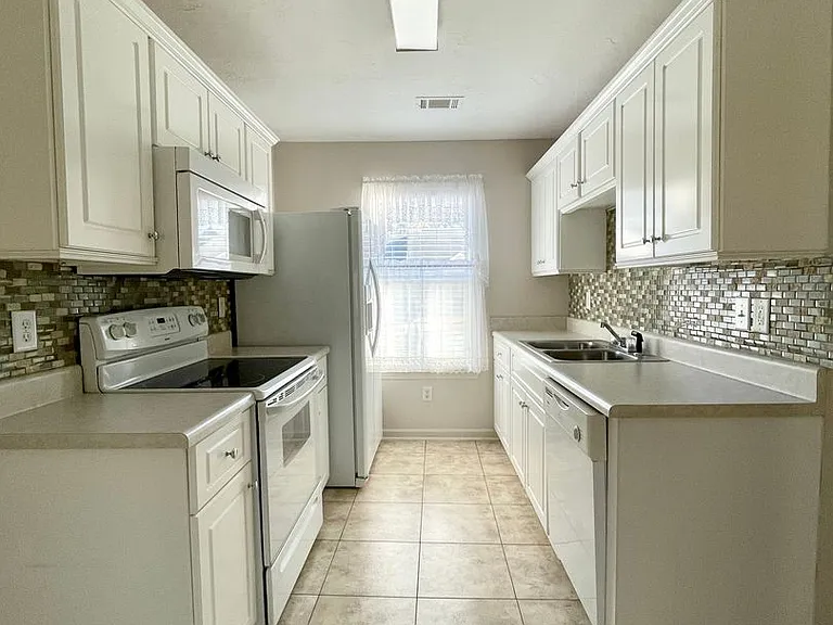 417 Regency Park Dr — Photo 4