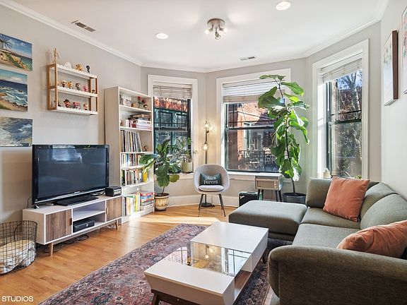 3rd image of 1142 W Pratt Blvd APT 3N