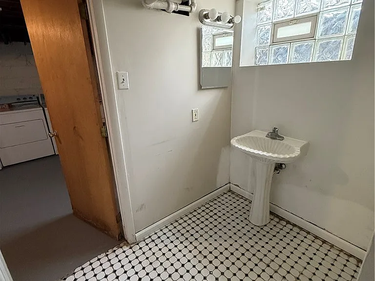 2332 Sherbrook St — Photo 38