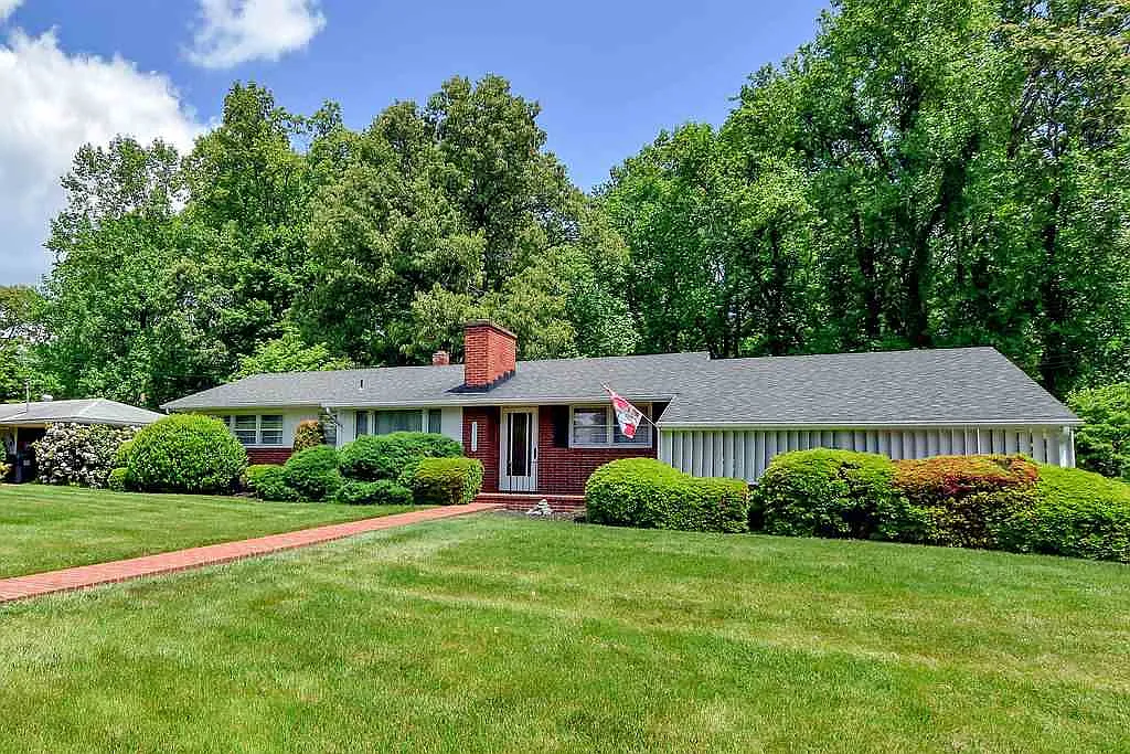 1305 Lester Dr photo 1