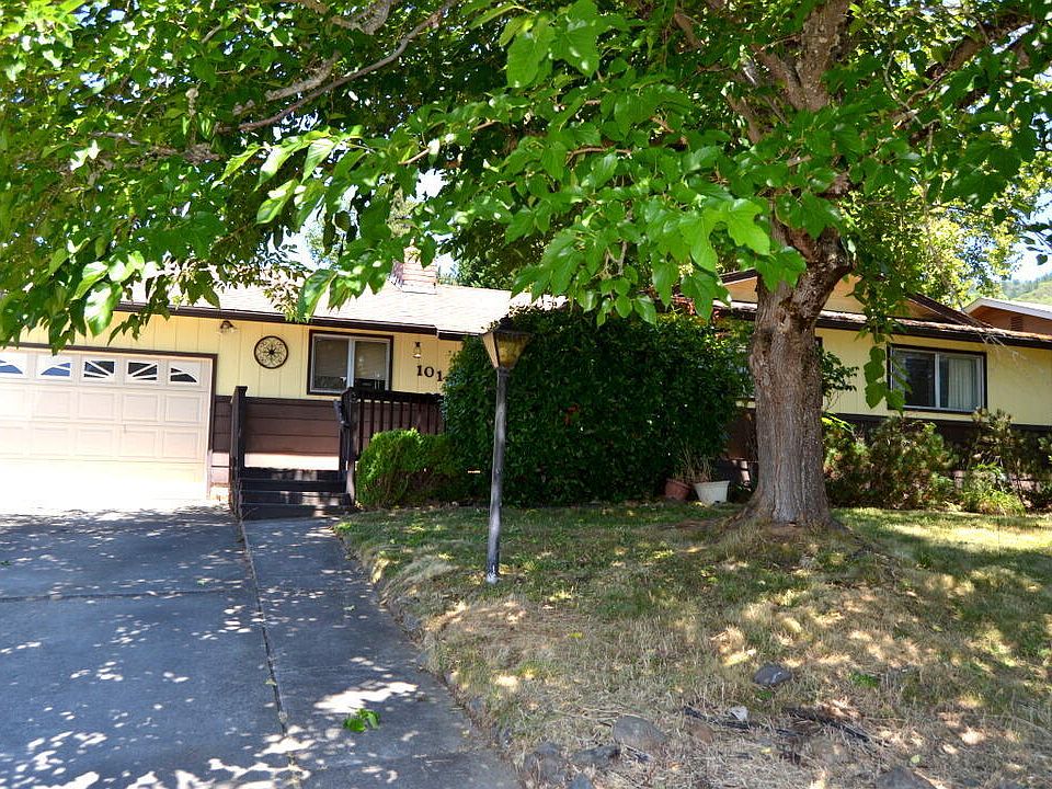 1st image of 1014 NE Pepperwood Dr